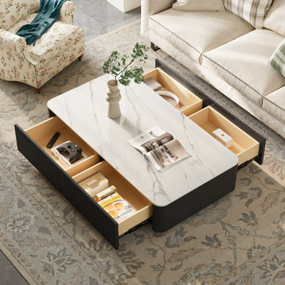 Table basse beige en faux marbre
