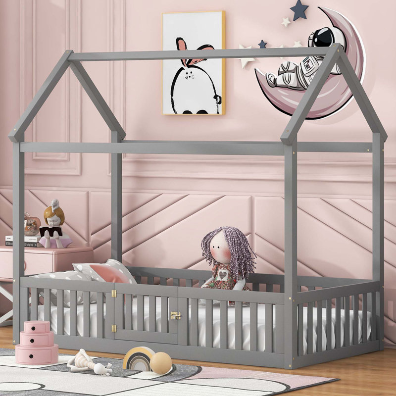 Lit en bois avec clôture et porte, gris