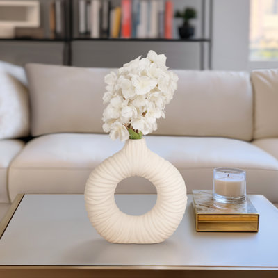 Vase moderne en grès sculpté avec texture nervurée et forme circulaire en forme de beignet