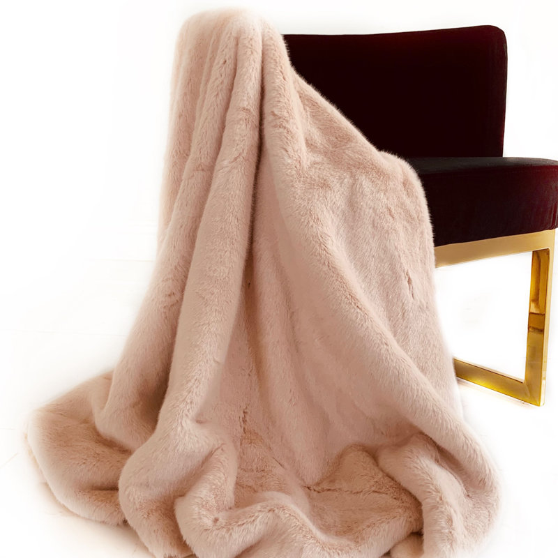 Jeté de luxe en fausse fourrure rose Plutus, l 90 po x L 70 po