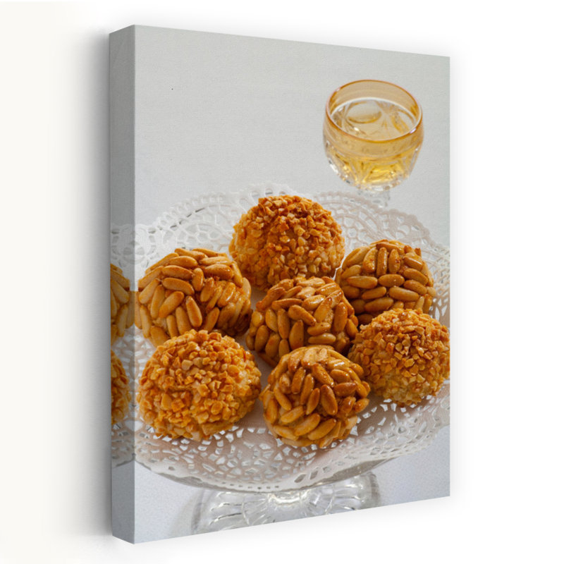 Assiette de panellets avec un muscat, art mural pin traditionnel de Barcelone, Catalogne, Espagne, H 48 po x l 32 po