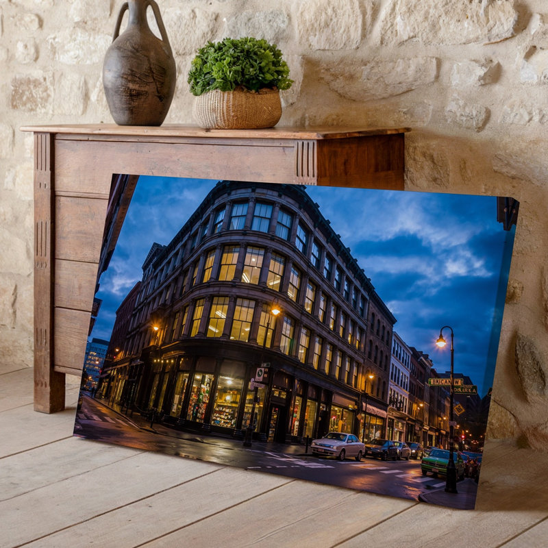 Toile, "Moody Urban Scene" mettant en vedette un bâtiment historique avec un art mural, H 11 po x l 14 po