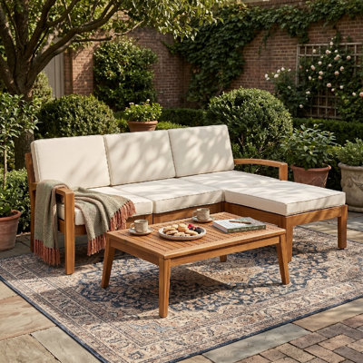 Ensemble de canapé d'angle 3 places en bois d'acacia pour terrasse, style transitionnel, avec pouf et table basse. Conception à lattes, coussins résistants à l'eau pour jardin.