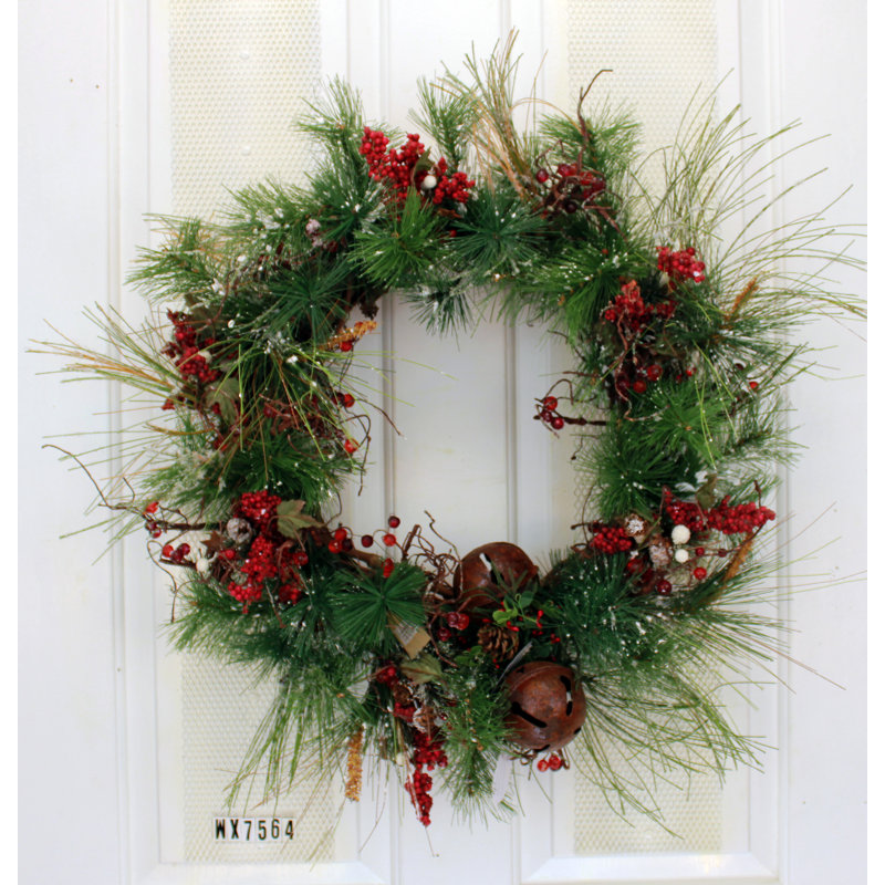 Couronne de pin et baies 22 po Winter