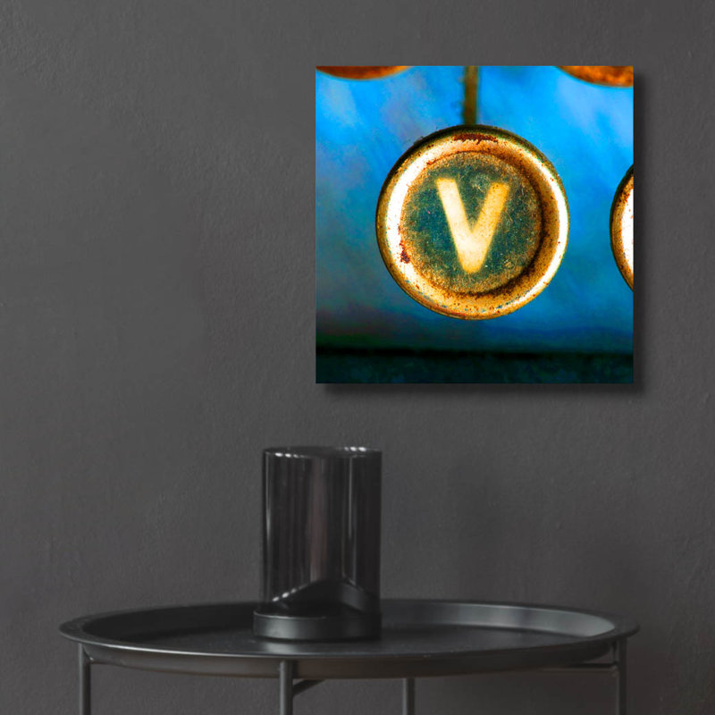 Lettre V de machine à écrire «LOVE» par Tom Quartermaine, art mural en verre acrylique, H 12 po x l 12 po x P 0,13 po