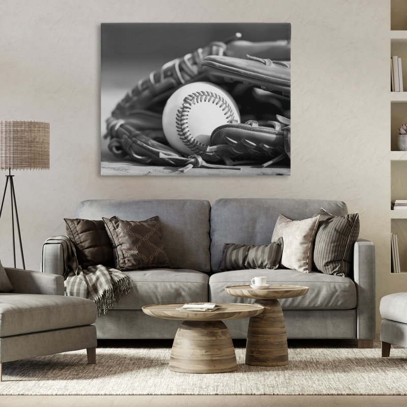 «Baseball Mitt & Ball» par Daphne Polselli, H 36 po x l 48 po