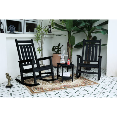 3 chaises berçantes d'extérieur avec table d'appoint. Couleur noire. Conception résistante aux intempéries. Ergonomique pour une détente extraordinaire. Siège large et profilé. Peut supporter 380 livres. Table 32 po x P 25,9 po x H 41,7 po.