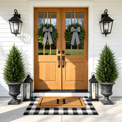 Topiaires de cèdre artificiel 36 po avec troncs texturés en bois et pots décorés de mousse, ensemble de 2