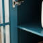 Meuble télé 62 po bleu sarcelle avec portes en verre trempé et buffet intérieur spacieux, pieds en métal longs et stables
