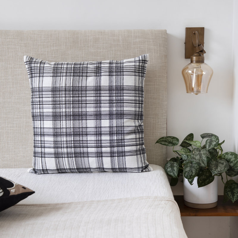 Housse de coussin brodée en coton texturé à carreaux brodés, Blanc/Noir, 20 po x 20 po