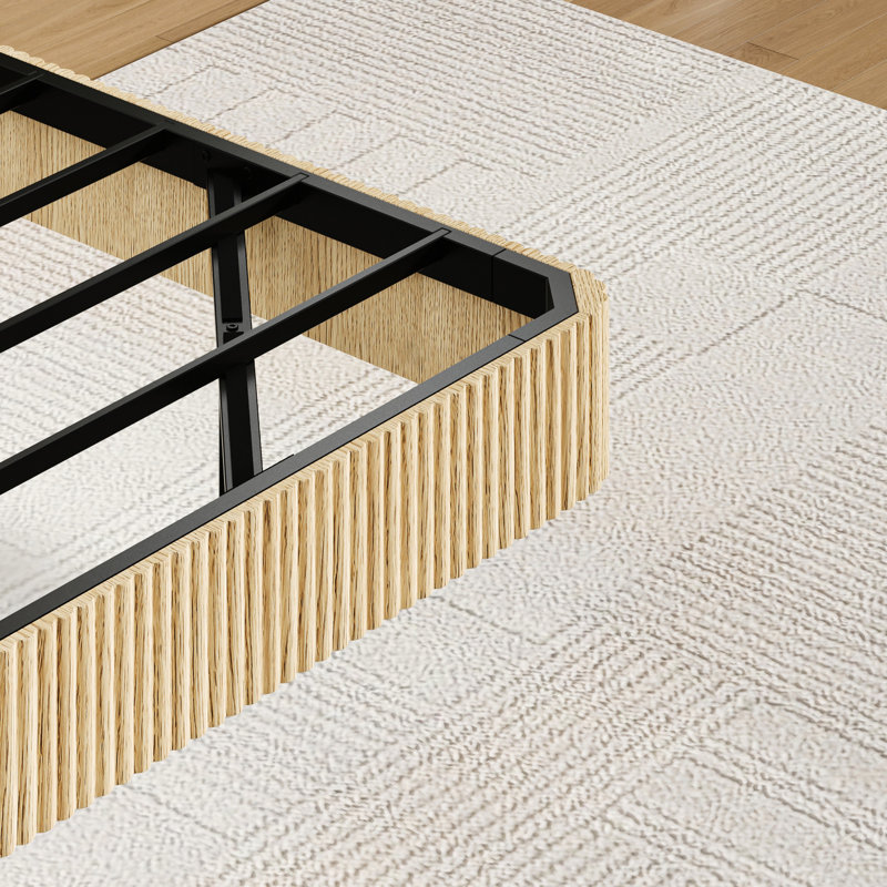 Structure de lit flottant pour grand lit, finition chêne, texture de bois ondulé, lumières DEL pour les nuits douillettes, lattes métalliques robustes, structure de support dissimulée, configuration d'éclairage personnalisable, couleur naturelle