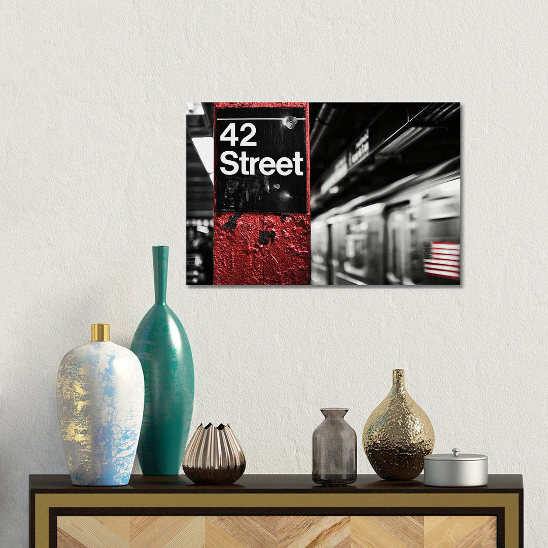 42Nd St. von Susan Bryant - Galerie-umwickelte Leinwand Giclée auf Leinwand