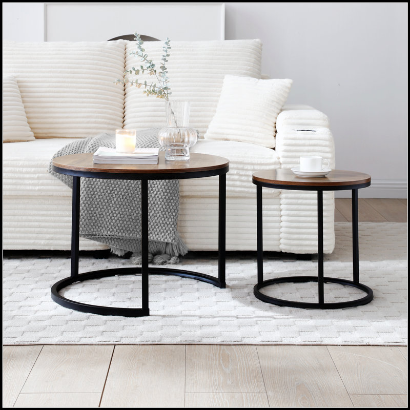 Ensemble de 2 tables basses gigognes avec plateau rond et structure en métal robuste, parfait pour les intérieurs modernes et peu encombrants.