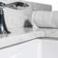 Dessus de meuble-lavabo en pierre Montary 43 x 22 de couleur marbre blanc de Carrare avec lavabo rectangulaire encastré en céramique et 3 trous de robinet avec dosseret.