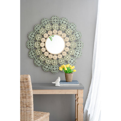 Miroir médaillon en fer forgé rehaussé d'élégance florale