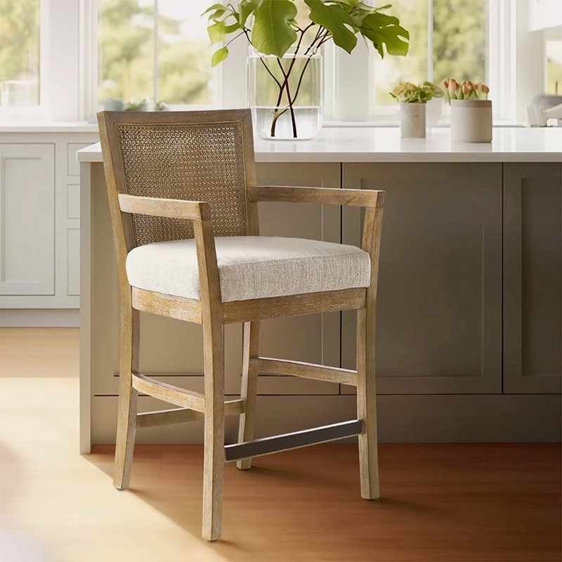 Tabouret de comptoir Cane avec finition naturelle récupérée et coussin à haute densité, parfait pour les cuisines modernes et traditionnelles.