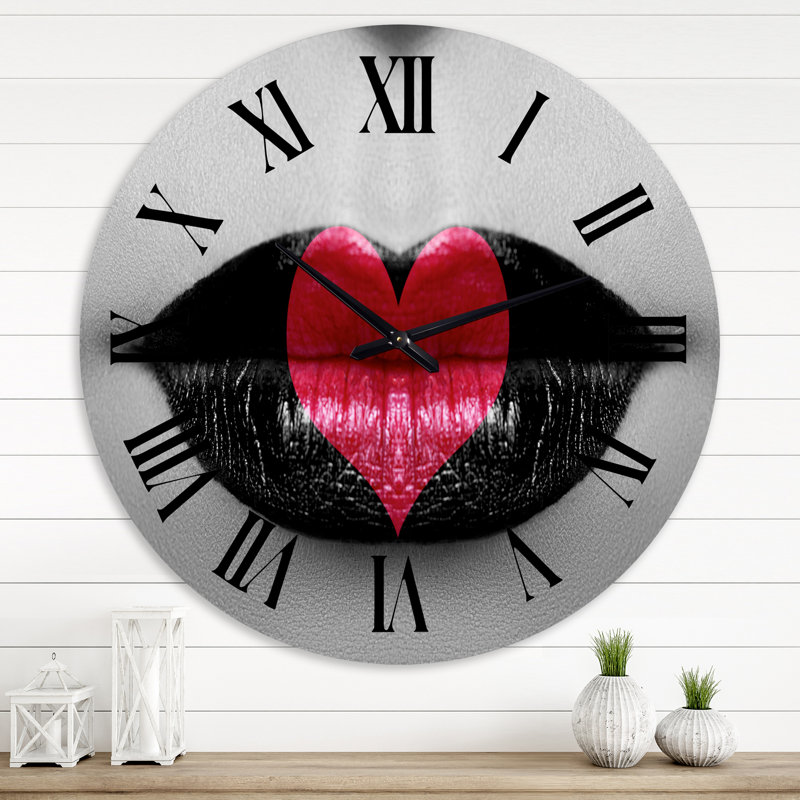 Cœur rouge avec lèvres noires et blanches - Horloge murale moderne, Grand