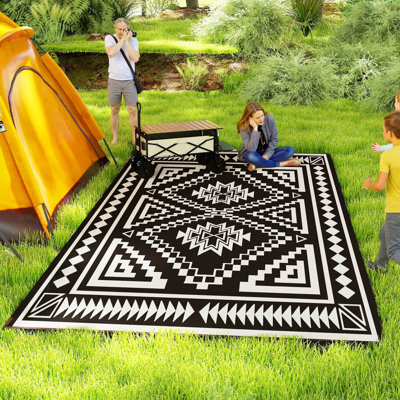 Tapis d'extérieur réversible, polypropylène, L 215,7 po x l 107,9 po, 1 pièce, patchwork carré noir et blanc, avec sac de transport