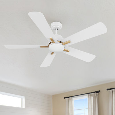 Ventilateur de plafond intelligent de 52 pouces à 5 pales avec moteur et télécommande.