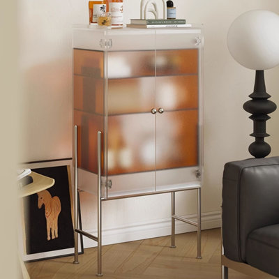 Vitrines en bois massif de couleur ambre
