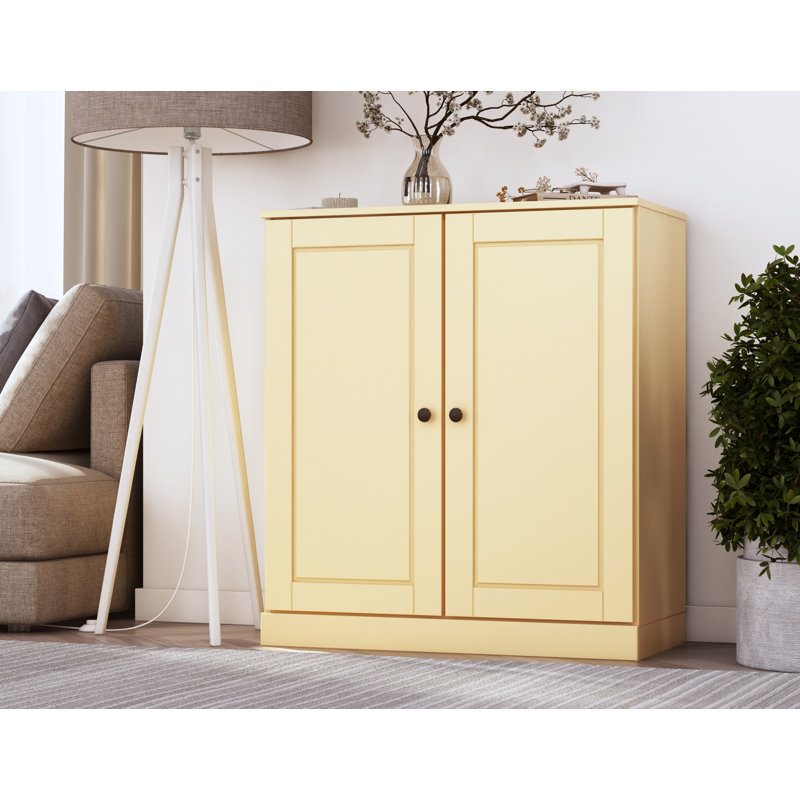 Bibliothèque courte Palace Imports en bois massif avec portes réglables, Jaune