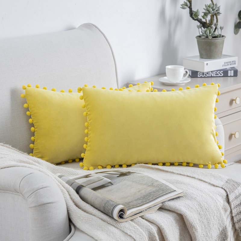Housse de coussin Silky Velvet Series Pom-poms, Jaune, Housse de coussin, Rectangle H 12 po x l 20 po