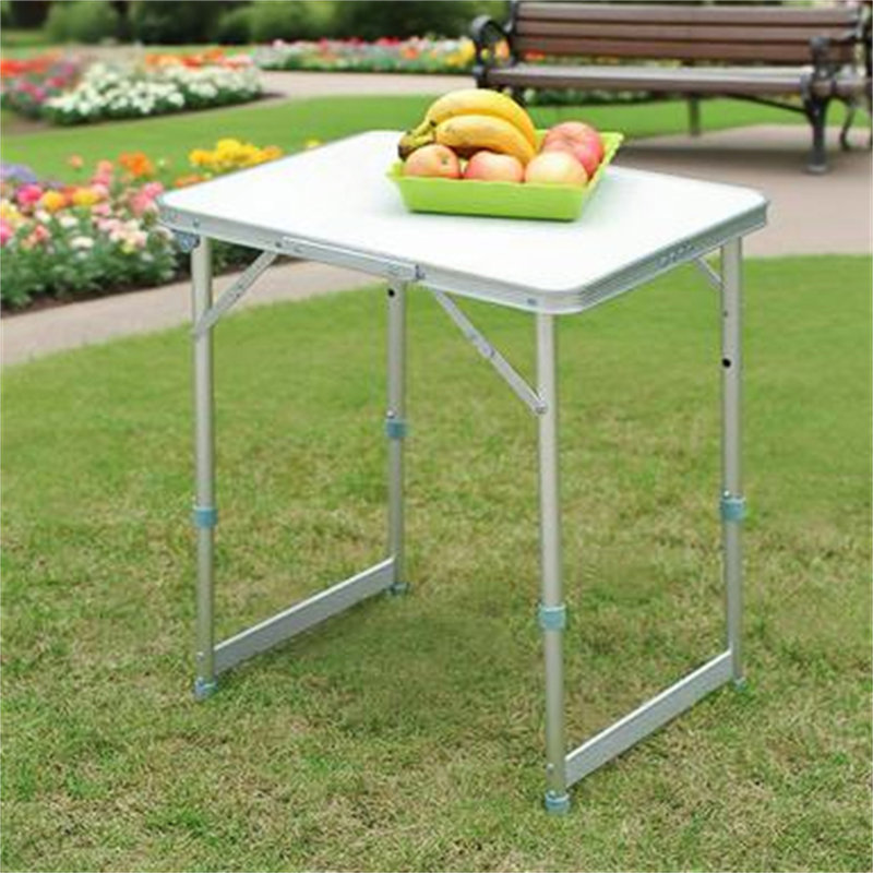 Table de camping portable avec hauteur réglable, fabrication légère et durable pour une utilisation extérieure et intérieure.
