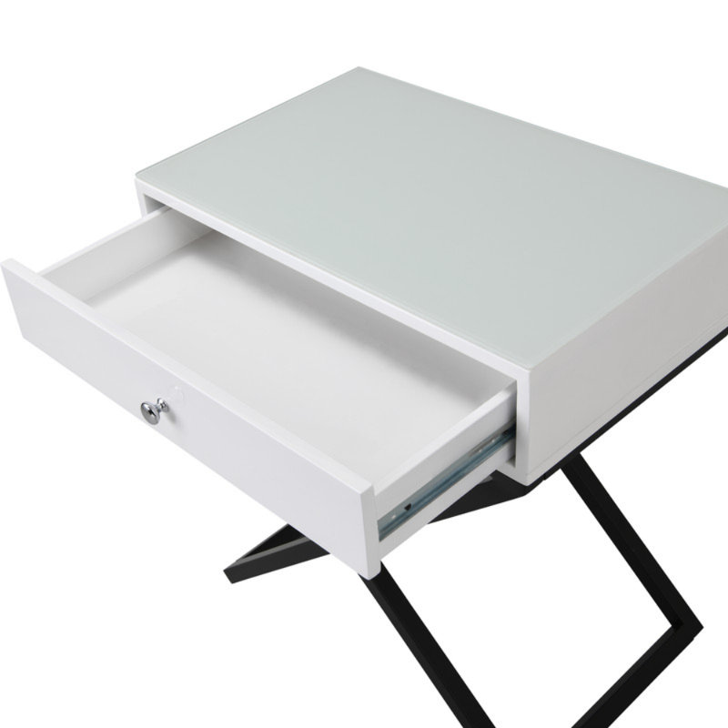 Table de chevet en bois blanche Koda de 23 po de largeur avec plateau en verre, tiroir et base en métal, Blanc