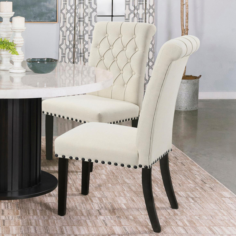 Chaise d'appoint capitonnée Jackye avec garniture cloutée, Espresso rustique, Sable
