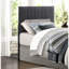 Tête de lit simple pour chambre à coucher avec rembourrage en tissu gris, ornementation à rainures verticales et structure en bois d'ingénierie en tissu, rembourrée pour un style moderne