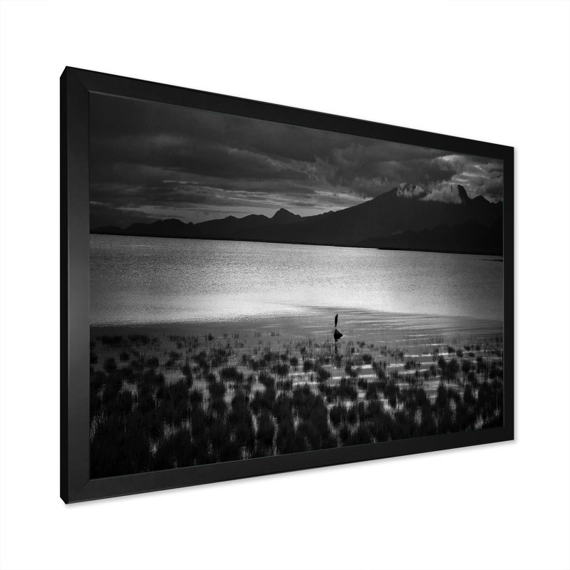 Héron dans un magnifique lac noir et blanc - décoration murale nautique et côtière en toile, H 8 po x l 12 po x P 1 po