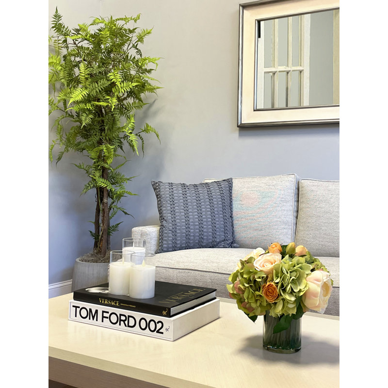 Arrangements floraux mixtes dans un vase
