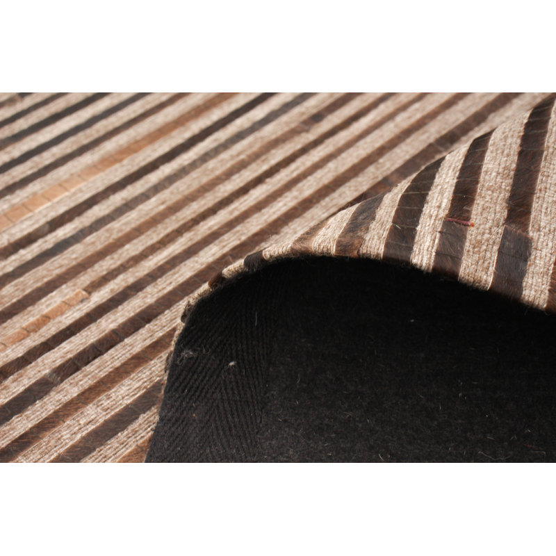Tapis brun clair en cuir de vache fait à la main Olneyville Patchwork
