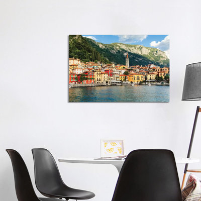 Vue d'une ville sur le lac de Côme, Varenna, Lombardie, Italie par George Oze - Photographie sur toile tendue