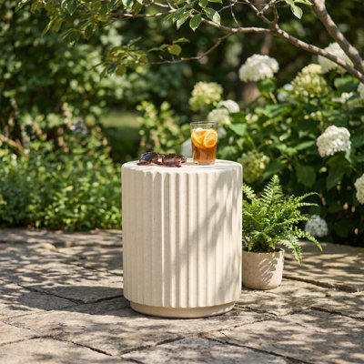 Table d'appoint d'extérieur légère en forme de cylindre, table de bout de patio moderne avec motif à vagues texturées, table d'appoint ronde polyvalente et support pour plante convenant au jardin, au balcon, au porche, au salon, à la chambre à coucher