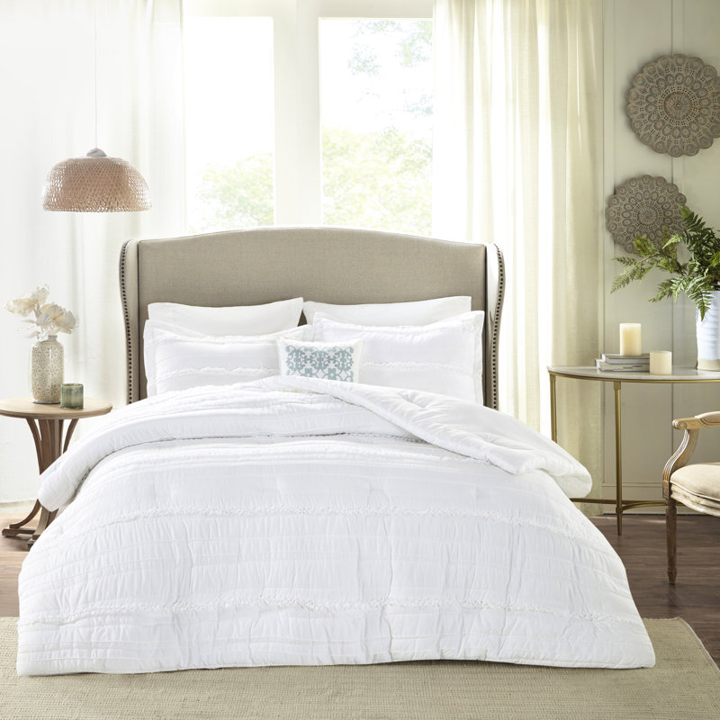Édredon en microfibre 5 pièces pour très grand lit, blanc, présentant le très grand lit à volants Grace en microfibre blanche