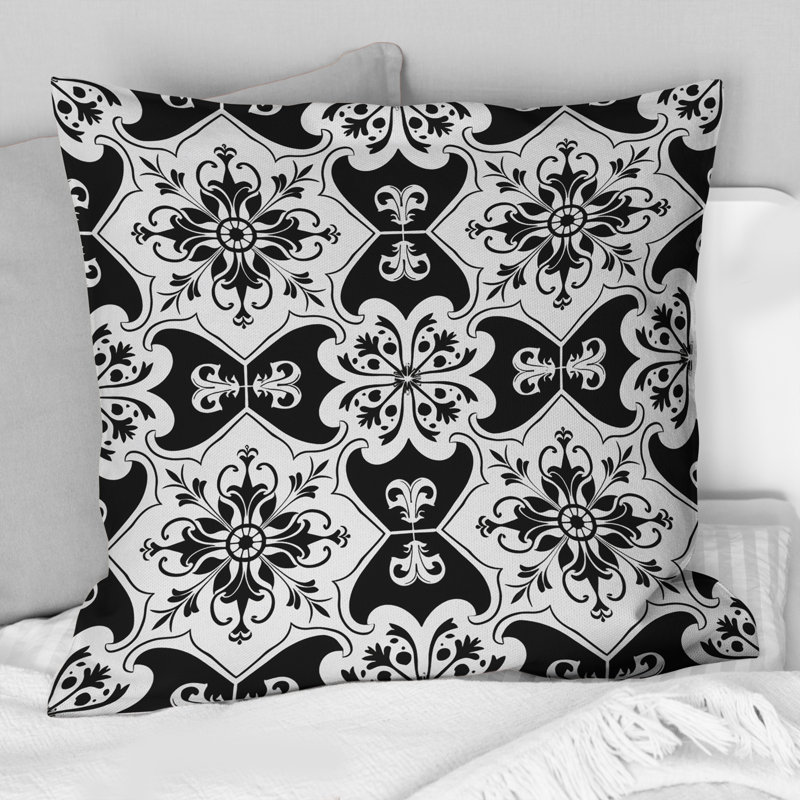 Imprimé mosaïque noir et blanc I - coussin décoratif traditionnel, 16"H x 16"W