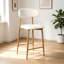 Cet ensemble de tabourets de bar modernes beige est doté d'une structure en métal avec des coussins, ce qui le rend idéal pour les îlots de cuisine et les salles à manger.