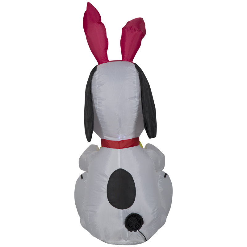 Snoopy tenant un œuf gonflable