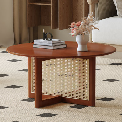 Table basse élégante en bois avec des accents de faux rotin