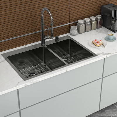 33 po x 22 po, calibre 16 noir à double cuve en configuration 60/40, cuves profondes de 10 po, fait à la main, bonde arrière, rainures en X pour un drainage rapide, patins de réduction du bruit, jet de condensation, livré avec