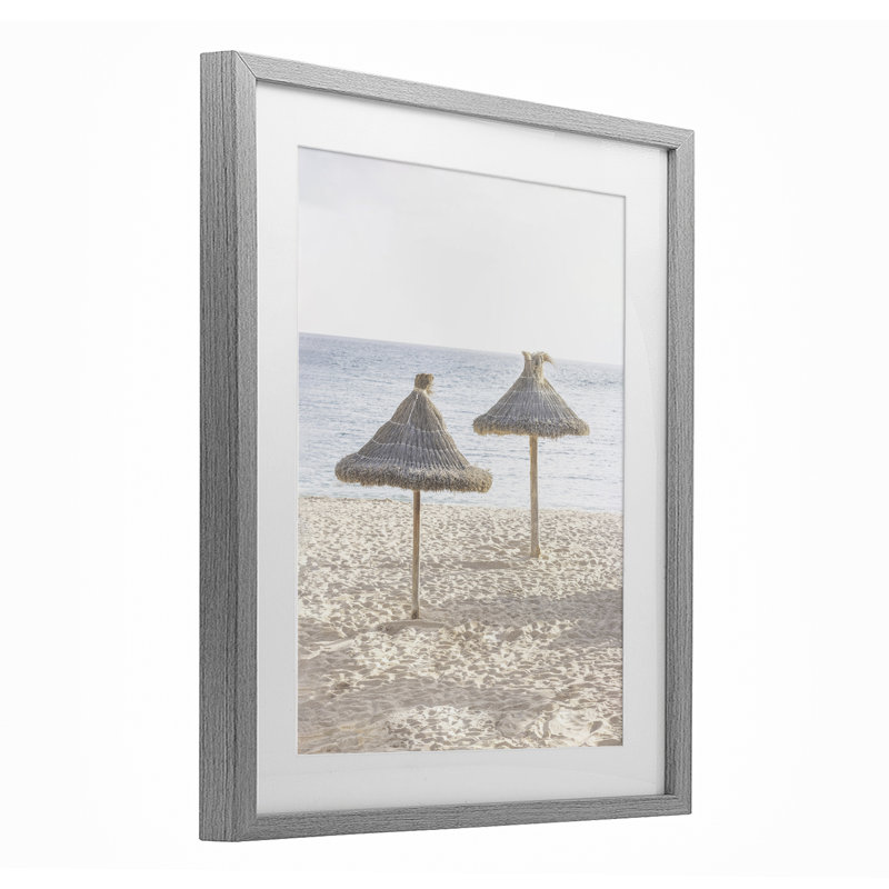 «Straw Umbrellas on Beach», reproduction sous verre encadrée, design par Sissi et Seb, H 21 po x l 17 po, Cadre de ferme gris