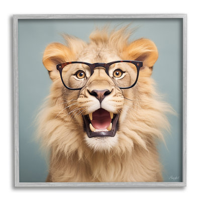 Lion rugissant à lunettes sur bois