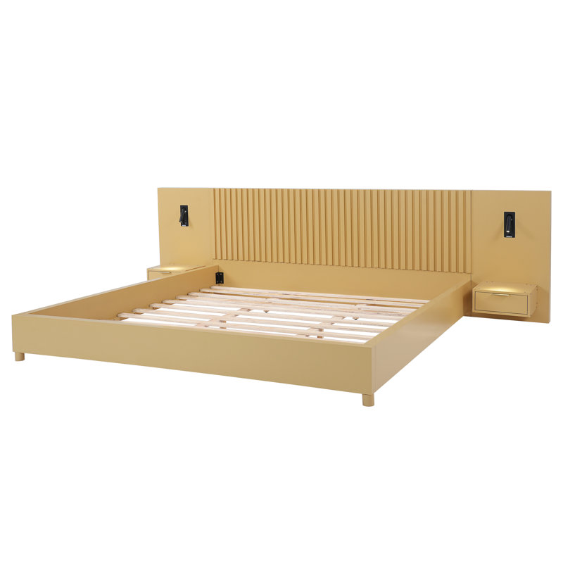Lit plateforme Arwyn avec tables de chevet intégrées, lampes de lecture et tête de lit à lattes verticale pour la chambre à coucher