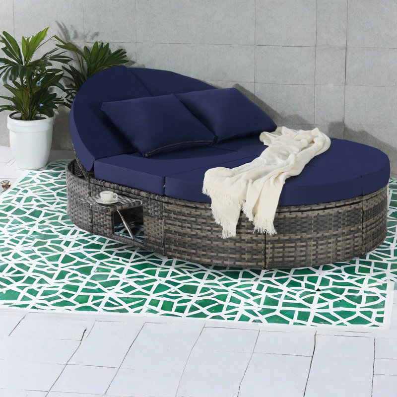 Chaise longue de patio moderne avec design en osier réglable pour la détente au bord de la piscine