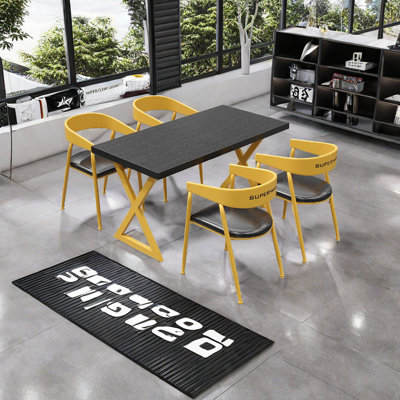 Table et chaises de style industriel