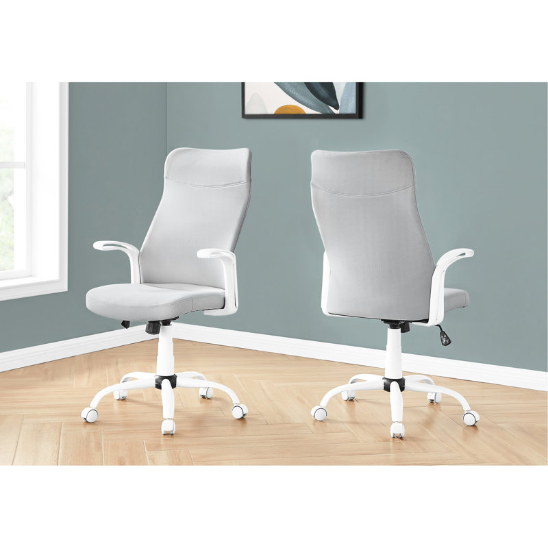 Chaise de bureau ergonomique, en maille grise et métal blanc, idéale pour les bureaux d'ordinateur. Siège rembourré profond, hauteur réglable.