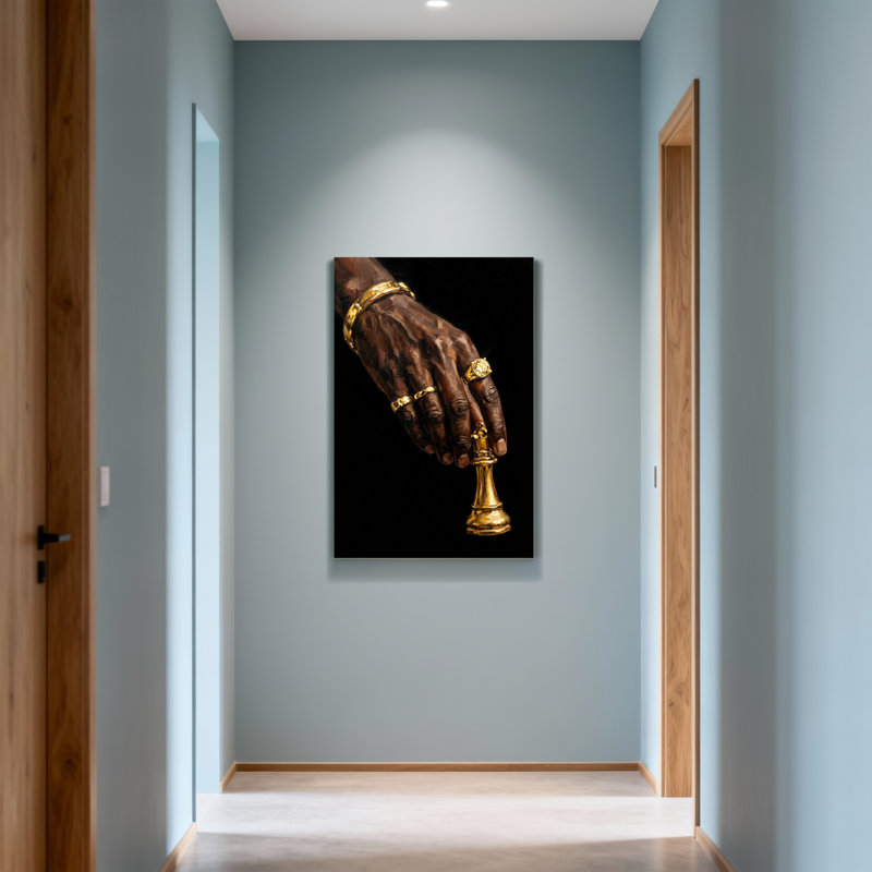 Tendance main tenant un roi des échecs doré, H 18 po x l 12 po