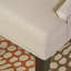 Chaise de salle à manger beige moderne (2) - rembourrée avec un dossier capitonné à point de diamant et des pieds droits fuselés, assemblage requis (2 pièces) sans bouton