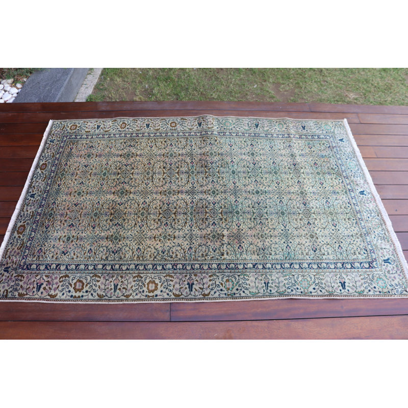 Tapis turc chic fabriqué à la main au design intemporel, parfait pour le salon